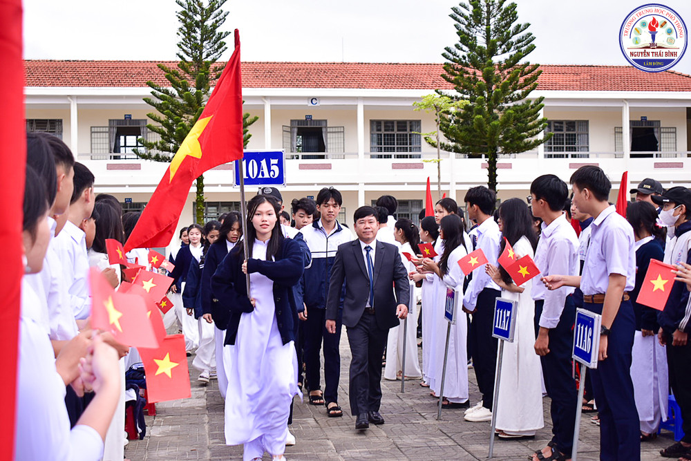 Giáo viên, học sinh Trường THPT Nguyễn Thái Bình phấn khởi trong năm học mới